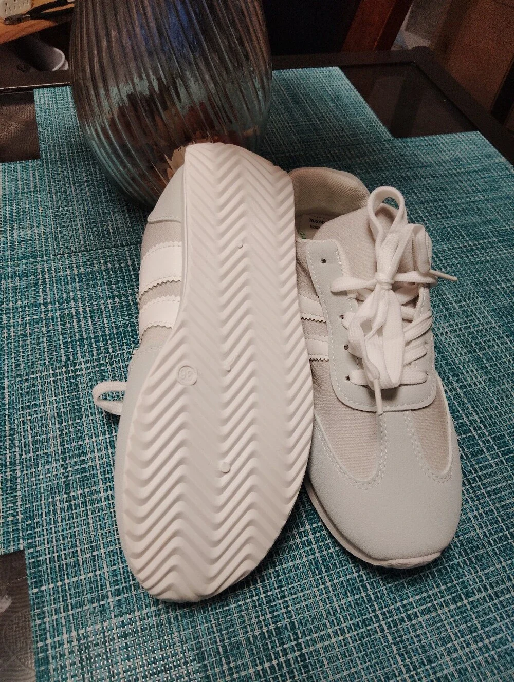 RETRO CASUAL SNEAKERS IN GRAY AND White COLOR 🤍🩶